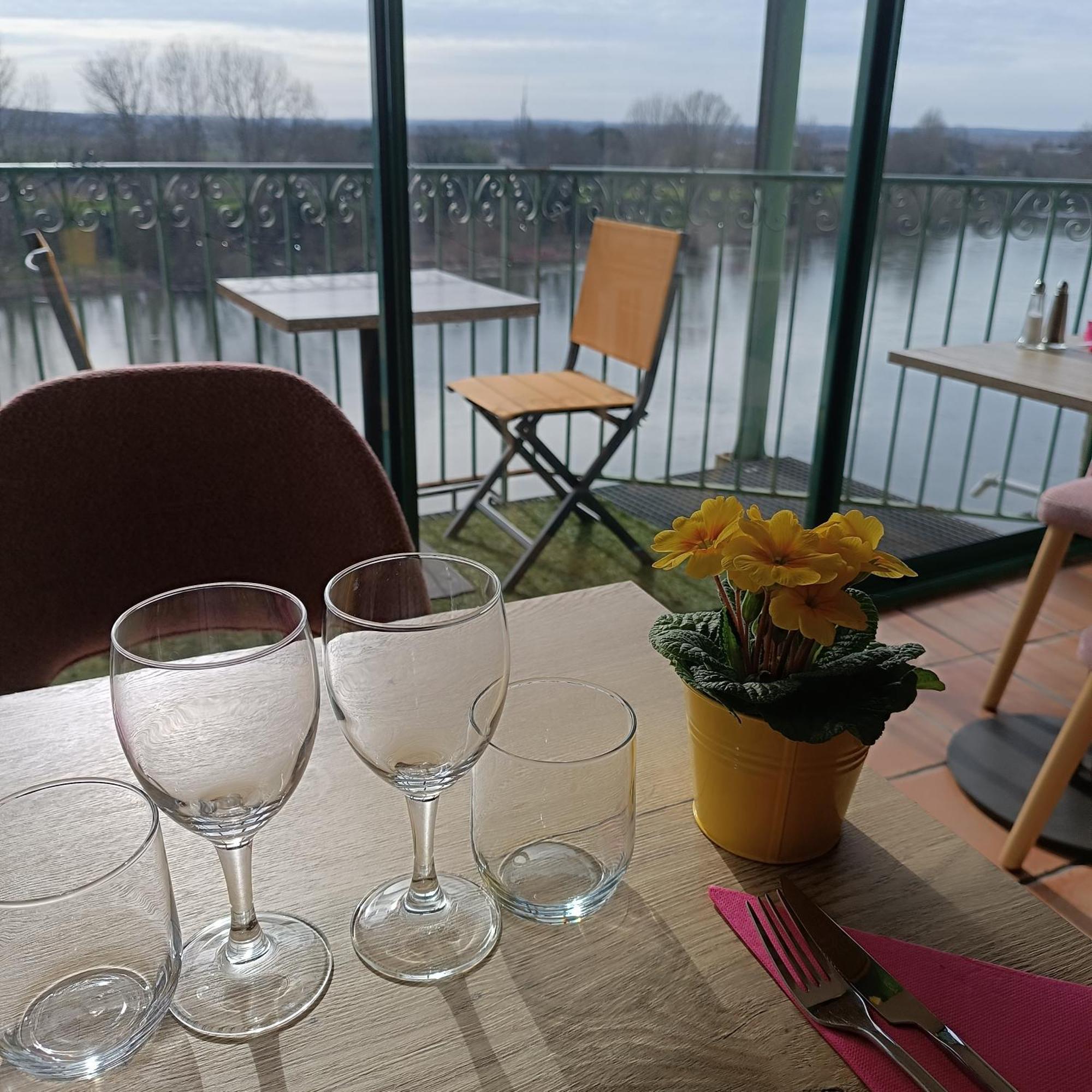Restaurant Cote Garonne Le Balcon Des Dames - Fauillet Marmande - Vue Panoramique Bord De Garonne Climatisees Hotel 3*